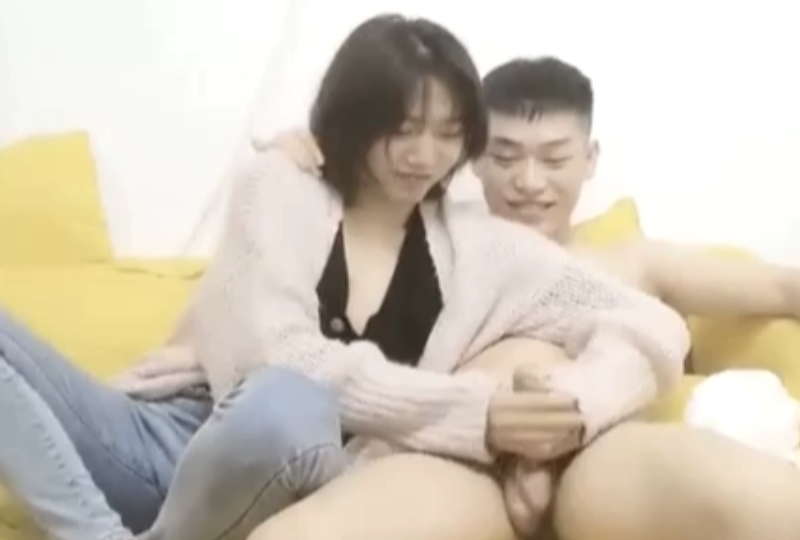 中医养生馆女性私密大保健男技师,一边唠嗑一边给露脸的肤白气质美少妇推油,