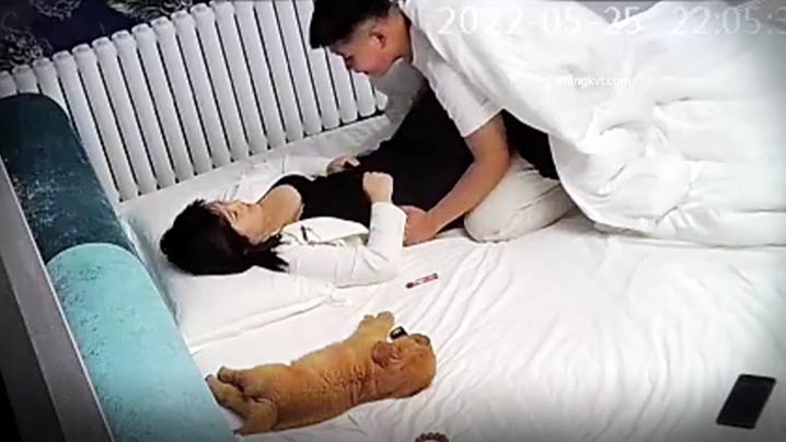 摄像头监控偷拍2022-5-22新流出家庭式公寓钟点房偷拍年轻小哥约炮带着小狗来幽会的少妇这狗子真听话